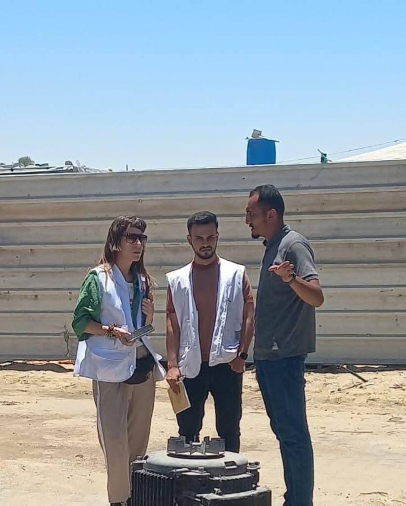 Virginia Mielgo en un punto de llenado de camiones de agua, en la zona de Al Mawasi.