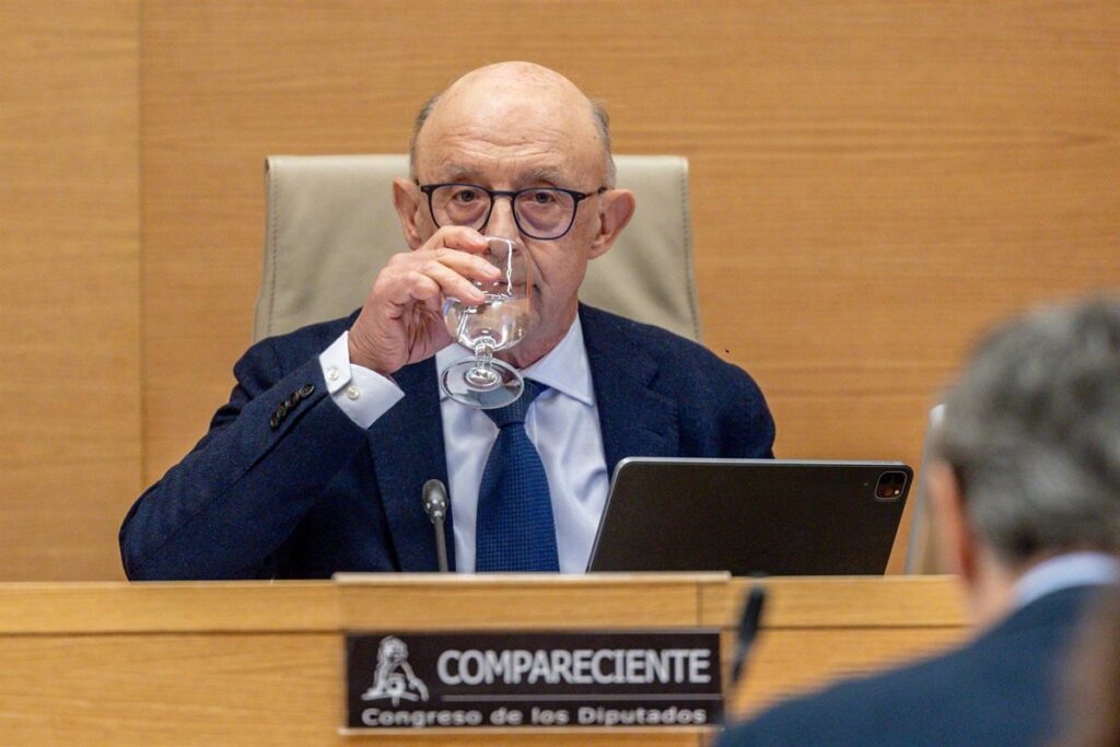 Imputado el exministro Montoro por presuntamente beneficiar a empresas gasísticas