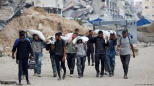 Israel lanza víveres en paracaídas a gazatíes hambrientos – DW – 27/07/2025