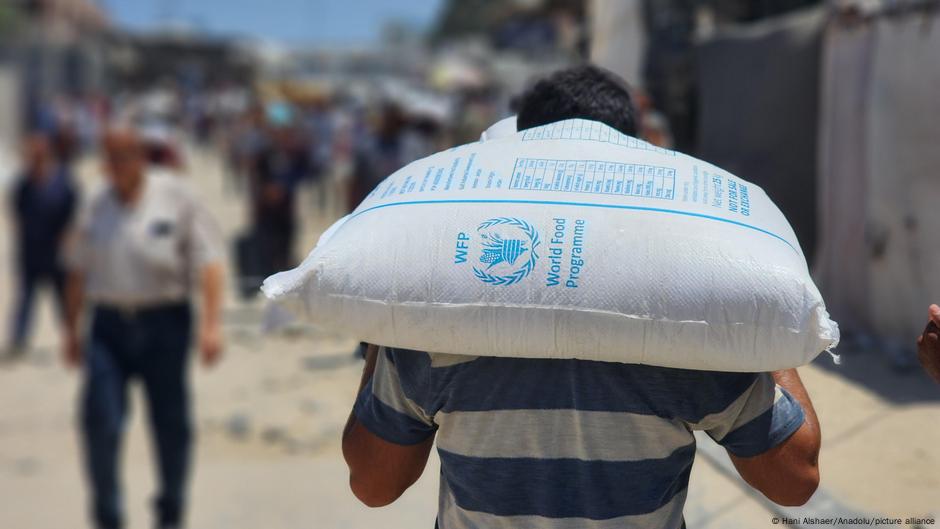 Israel reanudará el lanzamiento de ayuda humanitaria en Gaza – DW – 26/07/2025