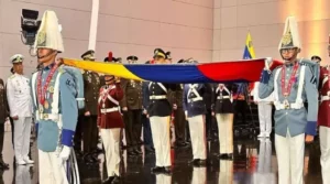 Izada de bandera en el Panteón Nacional da inicio a celebración del 5 de julio
