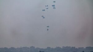 Jordania y Emiratos lanzan 25 toneladas de ayuda humanitaria sobre Gaza | elperiodico.com