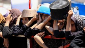 Jordania y Emiratos lanzan ayuda humanitaria sobre Gaza – DW – 27/07/2025