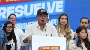 Jorge Rodríguez dice que la elección se desarrolla con "normalidad" y que la abstención "no existe"