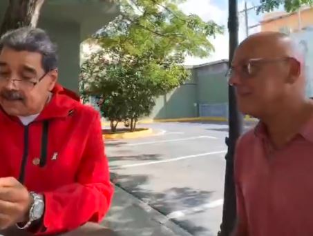 Jorge Rodríguez regañó a Nicolás Maduro por exponer su red fashion ante las cámaras (VIDEO)