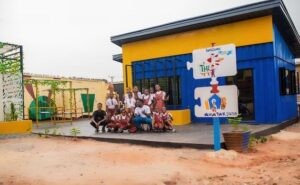 Joven innovador nigeriano ilumina comunidades con energía solar reciclada : IPS Agencia de Noticias