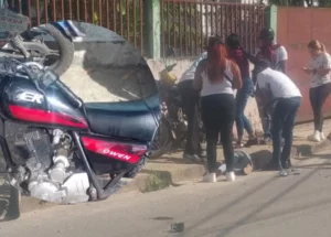 Joven murió tras chocar su moto contra una acera en Tinaquillo