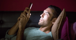 Joven que descargó juego en el teléfono lleva 3 días viendo una publicidad – El Chigüire Bipolar