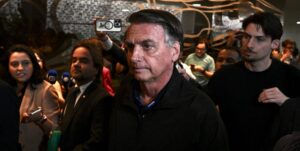 Juez advierte a Bolsonaro sobre el riesgo de prisión por «incumplir» la orden de no salir en redes