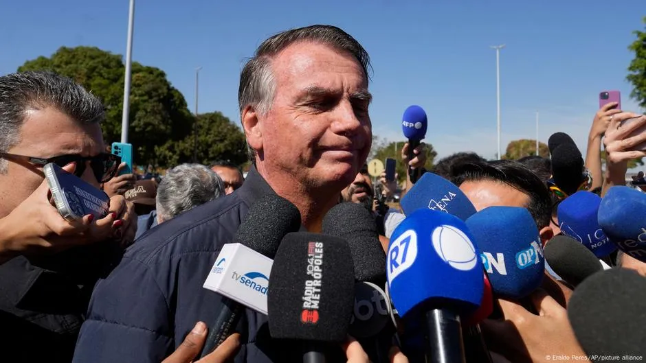 Juez amenaza con cárcel a Bolsonaro por usar redes – DW – 22/07/2025