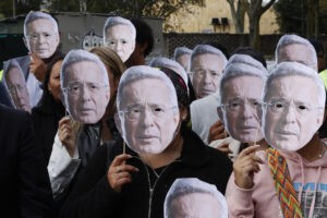 Jueza afirma que la «justicia no cede al poder» al iniciar lectura del fallo de Álvaro Uribe