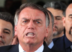 Justicia de Brasil desafía a Trump con tobillera electrónica a Bolsonaro : IPS Agencia de Noticias