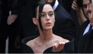 Katy Perry deslumbró con un «vestido de la venganza» en París