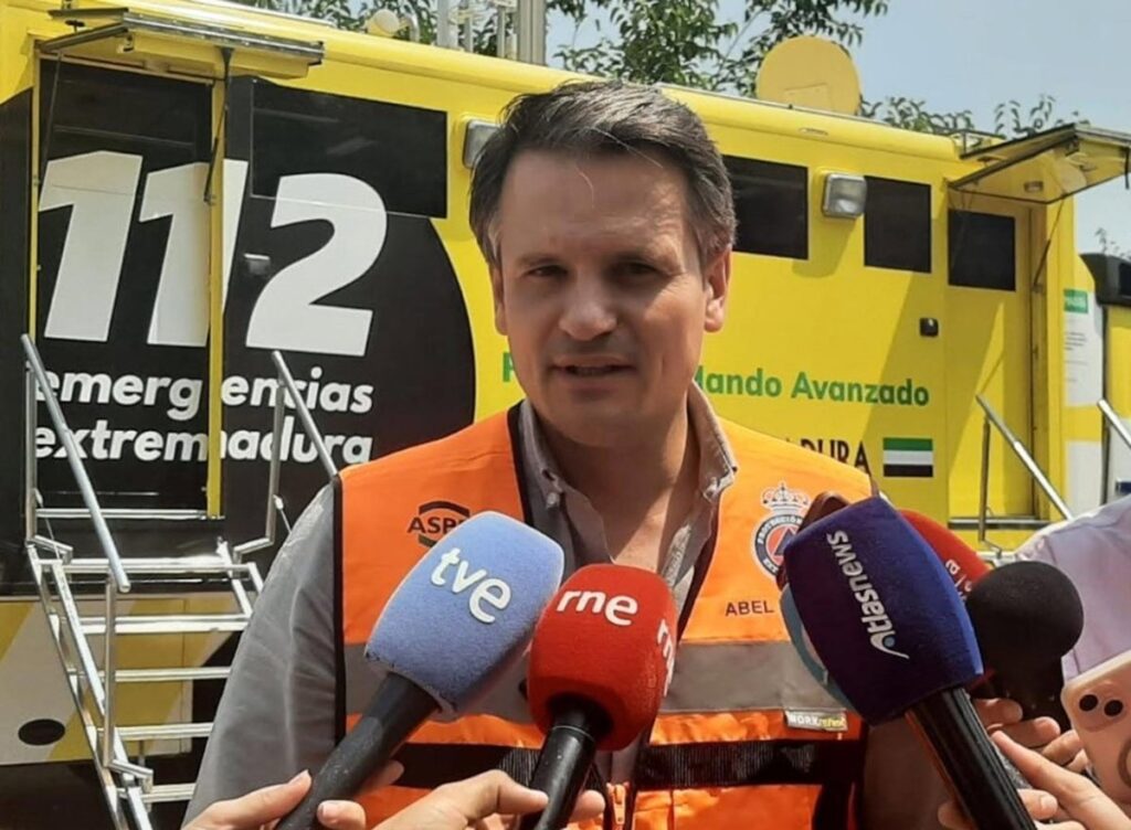 La cabeza del incendio en Las Hurdes se mantiene "prácticamente estática" pero el fuego no está "controlado"