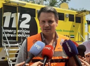 La cabeza del incendio en Las Hurdes se mantiene «prácticamente estática» pero el fuego no está «controlado» | europapress.es