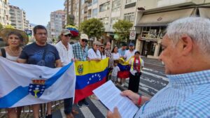 La comunidad venezolana en Vigo conmemoró el 5 de julio con un emotivo acto frente al busto de Simón Bolívar – El Venezolano News