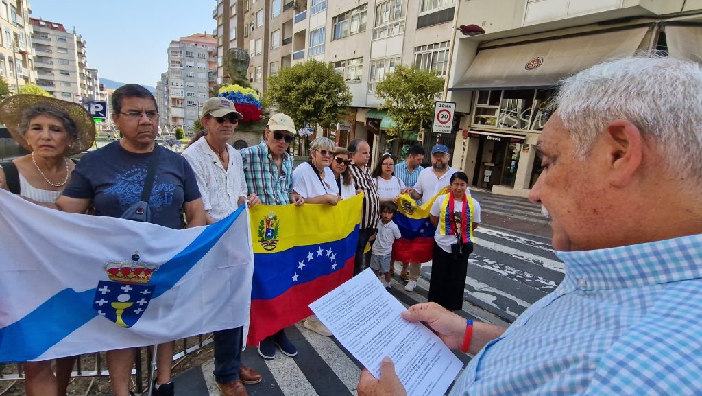 La comunidad venezolana en Vigo conmemoró el 5 de julio con un emotivo acto frente al busto de Simón Bolívar – El Venezolano News