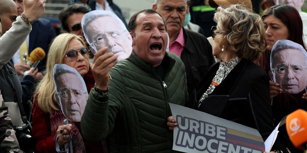 La condena a Uribe rompe aún más a una Colombia polarizada