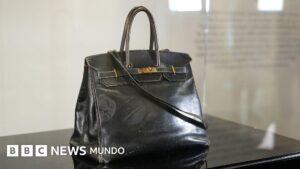 La curiosa historia de la primera Birkin de Hermès, el bolso que rompió el récord al venderse por más de US$10 millones