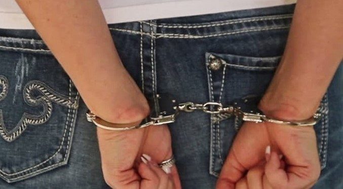 La detienen por extorsionar a 12 personas con más de $25.000