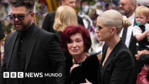 La emotiva y multitudinaria despedida que le dieron miles de fanáticos a Ozzy Osbourne en su ciudad natal