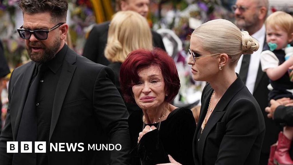 La emotiva y multitudinaria despedida que le dieron miles de fanáticos a Ozzy Osbourne en su ciudad natal