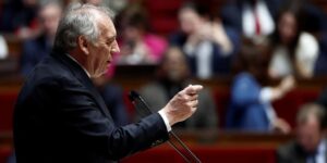 La moción de censura socialista contra el gobierno de Bayrou y Macron confirma la crisis nacional francesa