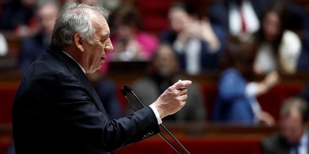 La moción de censura socialista contra el gobierno de Bayrou y Macron confirma la crisis nacional francesa