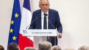La oposición de Francia amenaza con censurar a Bayrou tras presentar su «inaceptable» plan de recortes