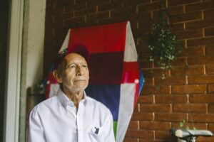La original respuesta del «Señor del Papagayo» a los artistas que invitaron a las urnas electorales