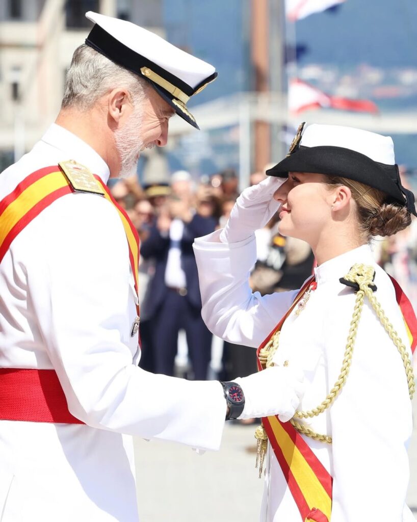 La princesa Leonor recibe la Gran Cruz del Mérito Naval
