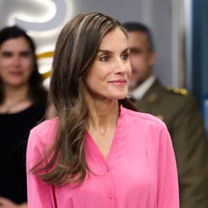 La reina Letizia apuesta por el rosa y reafirma su estilo personal