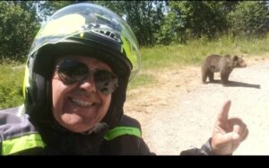 La última selfie que se tomó un turista antes de morir atacado por un oso (VIDEO)