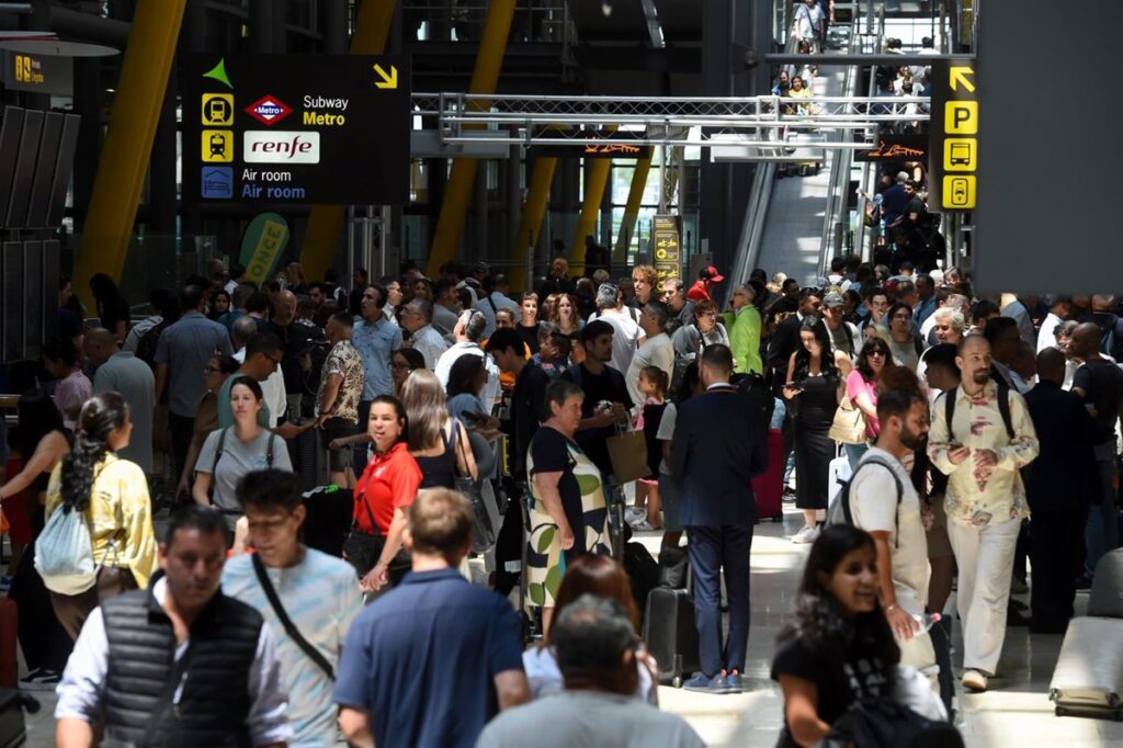 Las aerolíneas lamentan el colapso en la T4 Satélite de Barajas y piden al Gobierno subsanarlo "cuanto antes"