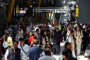 Las aerolíneas lamentan el colapso en la T4 Satélite de Barajas y piden al Gobierno subsanarlo "cuanto antes"