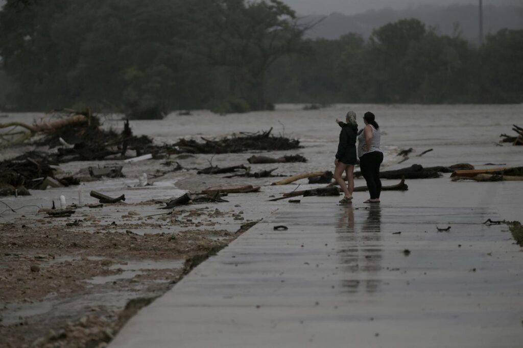 Las inundaciones en Texas dejan ya 50 muertos, entre ellos 15 niños, y decenas de desaparecidos