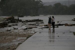 Las inundaciones en Texas dejan ya 50 muertos, entre ellos 15 niños, y decenas de desaparecidos