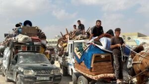 Palestinos abandonan la localidad de Jan Yunis con sus pertenencias.