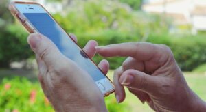 Las personas que siguen utilizando un dedo para usar el móvil suelen mostrar estos 10 rasgos de personalidad únicos