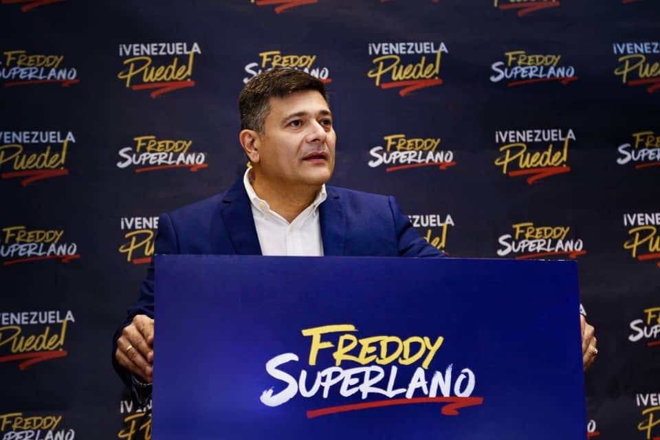 "Le piden a Dios que les devuelva a su papá": Freddy Superlano cumple un año aislado