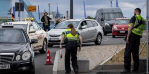 Lipotimias y colas en la frontera con Alemania en el primer día de controles de Polonia contra la inmigración ilegal