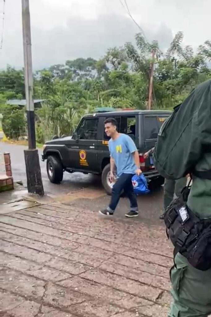 Llanto de felicidad por el retorno de su hijo detenido en El Salvador – Diario La Nación