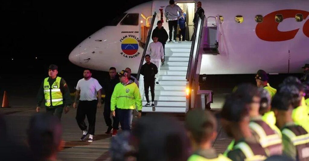 Llegan 319 migrantes deportados de EE.UU