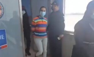 Llegó a Venezuela la madre de «El Fresa», el tiktoker que desafiaba a Diosdado Cabello (Video)