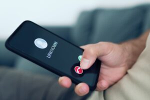 Llevaba diez años insultando a un hombre por teléfono, pero todo tuvo un final feliz