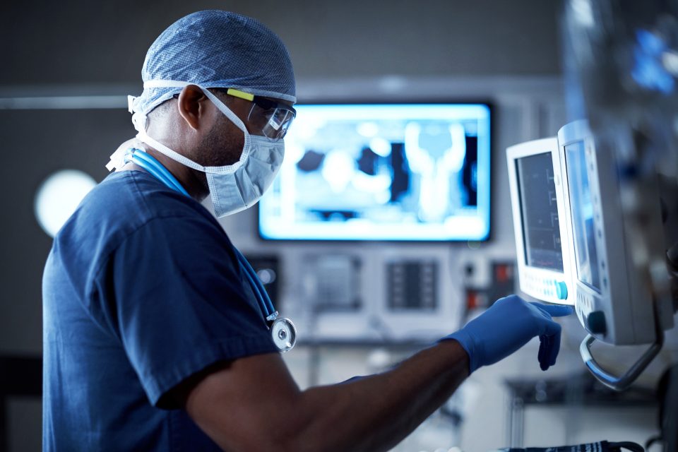 Lo que dice el nuevo informe de la OMS sobre uso de la IA para consultas medicinales