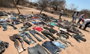 Localizan tres fosas con restos humanos y centenares de prendas de vestir en México