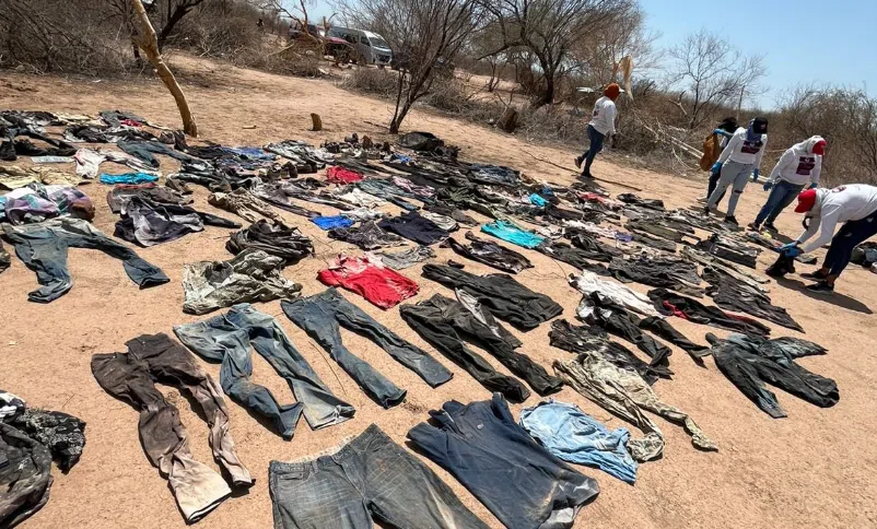 Localizan tres fosas con restos humanos y centenares de prendas de vestir en México