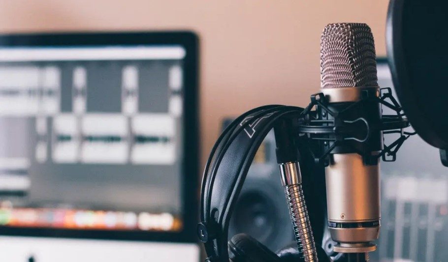 Locutores y actores de doblaje mexicanos se declaran en "rebelión contra las máquinas" - AlbertoNews