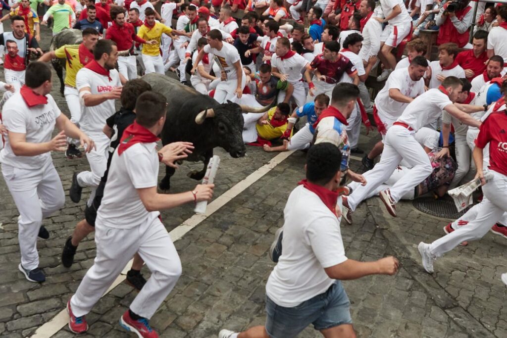 Los Miura cierran los encierros de San Fermín con una carrera rapidísima y limpia